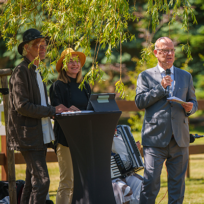 Sie sehen die Eröffnung der 15. aquamediale-Kunstausstellung durch Landrat Stephan Loge, Projektleiterin Anika Meißner, Kurator Harald Larisch (von rechts).