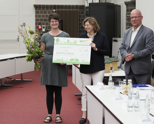 3. Platz Umweltpreis LDS 2023 v.l.n.r. Juliane Bauer aus Zeuthen, Umweltdezernentin Heike Zettwitz, Landrat Stephan Loge 