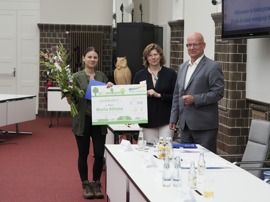 2. Platz Umweltpreis LDS 2023 v.l.n.r. Maria Böhme aus Königs Wusterhausen, Umweltdezernentin Heike Zettwitz, Landrat Stephan Loge 